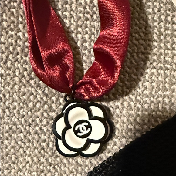 CHANEL Beauty Variety of Accessories - Picture 7 of 9